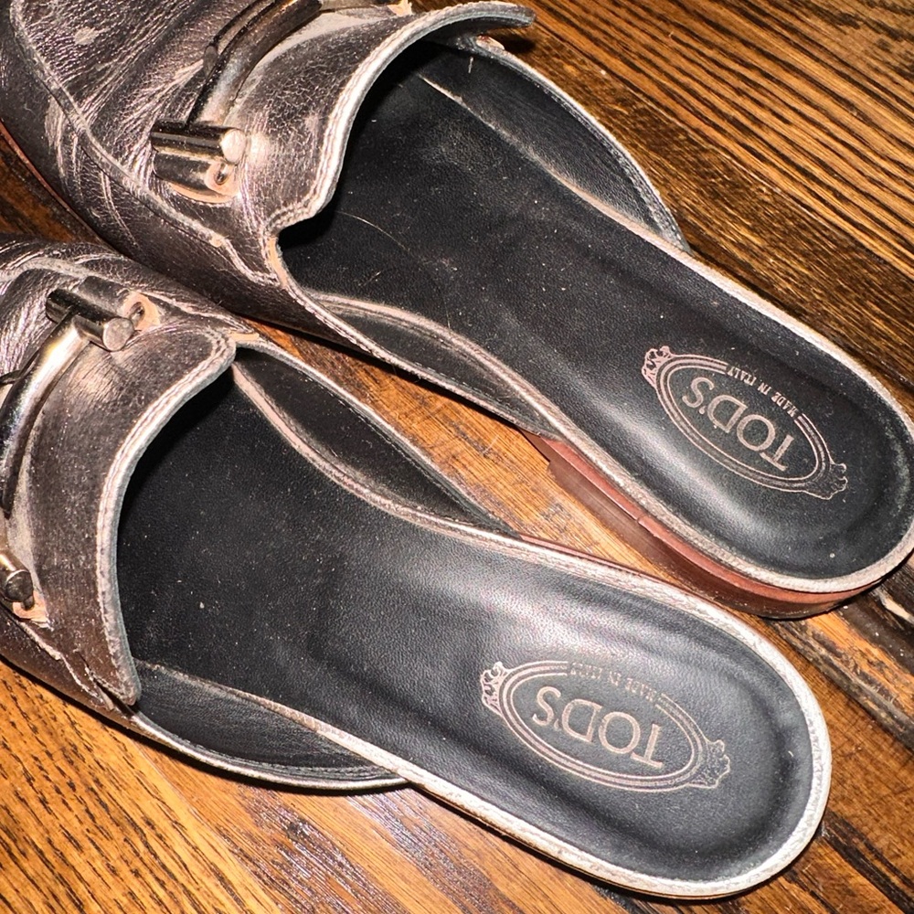 Mule in fine smooth leather with metal branded chain  and leather outsole.